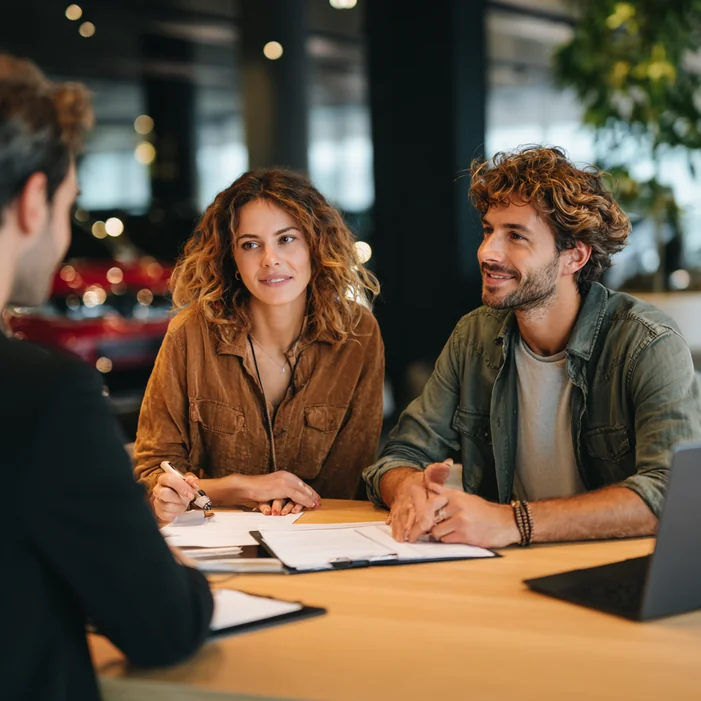 Русскоязычный водитель с застрахованным автомобилем в США
